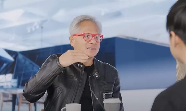 中国造不出AI芯片？黄仁勋：仅落后美国“几纳秒”
